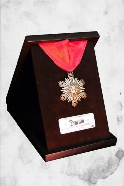 Factory Entertainment Universal Monsters - The Medallion Of Dracula Prop Replica
