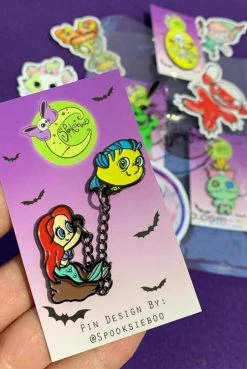 Spooksieboo Flounder & Ariel Chain (Enamel Pin) Enamel Pins