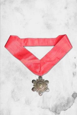 Factory Entertainment Universal Monsters - The Medallion Of Dracula Prop Replica